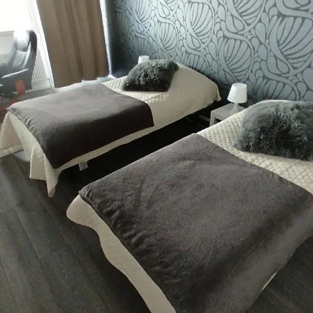 Modern Flat- Arrive Late, Leave Late