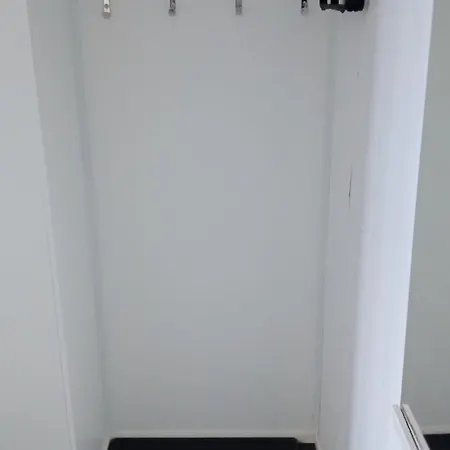 Modern Flat- Arrive Late, Leave Late アパート ポリ