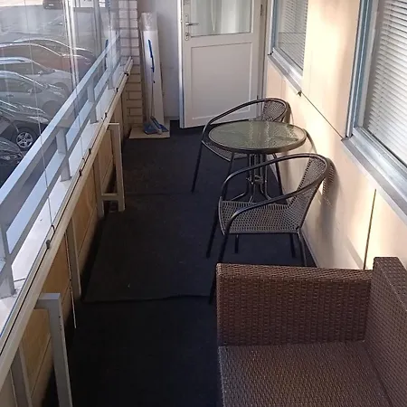 Modern Flat- Arrive Late, Leave Late *